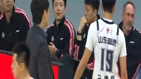 巴薩新領導有望任命克魯伊夫擔任主教練，深圳球隊將迎新帥風雲。