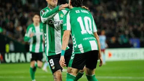 郑钦文2025澳网女单首胜告捷，Wen Queen夺冠在望——央视新闻客户端最新报道